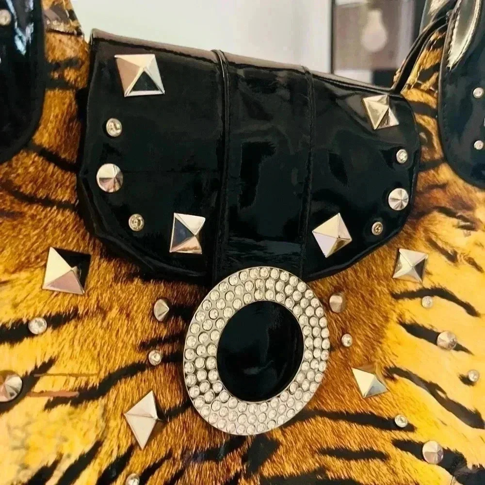 CHARM AND LUCK HANDBAG  GENUINE PATENT LEATHER, PINK SATIN INTERIOR. - Picture 6 of 13